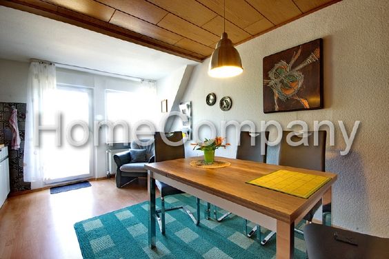 Gemütliche Wohnatmosphäre: Genießen Sie die große Dachterrasse und das gute Wohnumfeld dieser komplett möblierten Wohnung